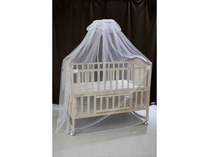 Wooden children's bed with giraffe pattern