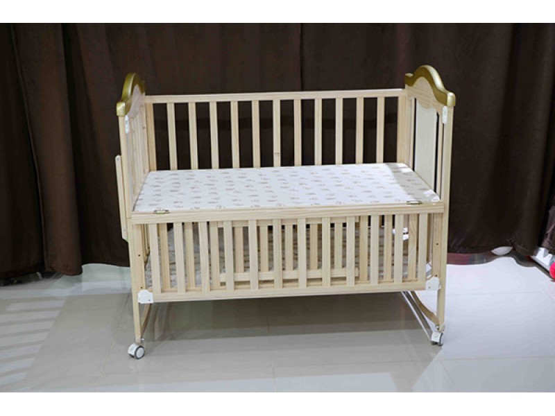 Wooden children's bed with giraffe pattern